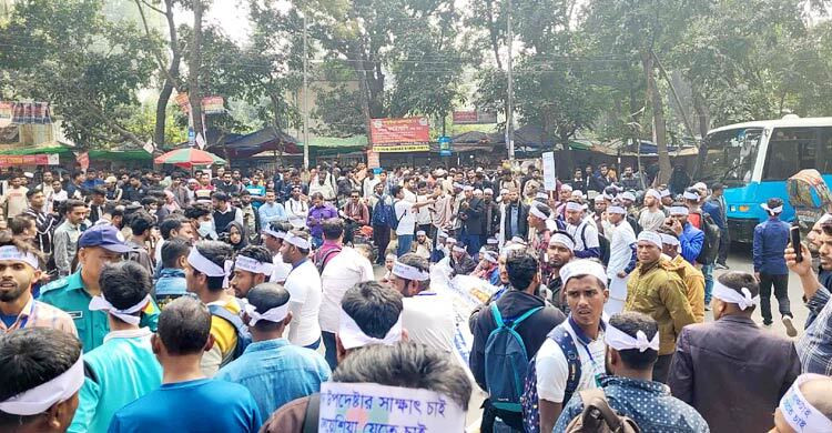 মালয়েশিয়া যেতে না পেরে বিক্ষোভ উপদেষ্টার সঙ্গে কথা বলতে মন্ত...