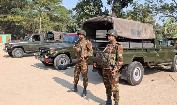 ঝিনাইদহে বোমা থাকার সন্দেহে মেহগনি বাগান ঘিরে রেখেছে যৌথবাহি...