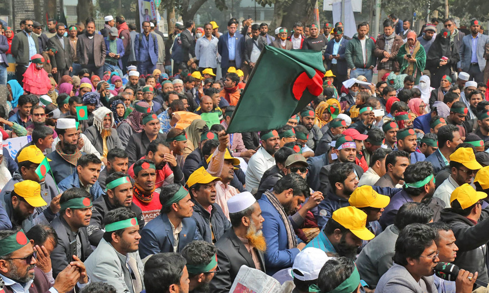 প্রধান উপদেষ্টার বাসভবন অভিমুখে প্রাথমিক শিক্ষকদের মিছিল