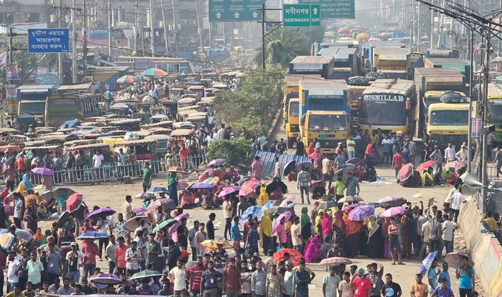 বকেয়া বেতনের দাবিতে সাভারে মহাসড়ক অবরোধ