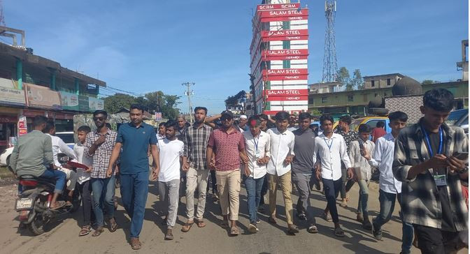 আইনজীবী সাইফুল হত্যার প্রতিবাদে ঢাকা-সিলেট মহা সড়কের আউশকান্...