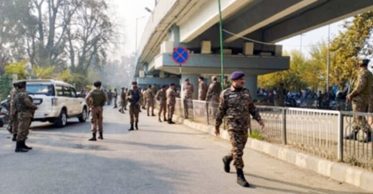 কাশ্মীরের শ্রীনগরে গ্রেনেড হামলা, আহত ১০