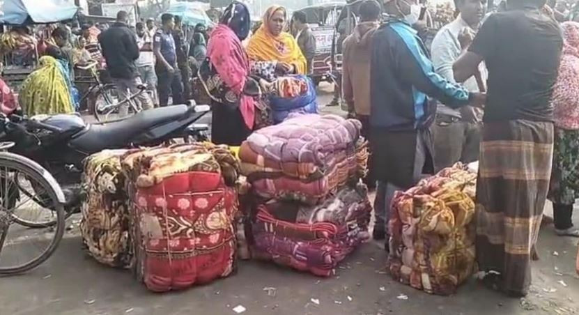 বেনাপোল চেকপোস্টে বসছে ভারতীয় কম্বলের হাট, সাথে আসছে অবৈধ পন...