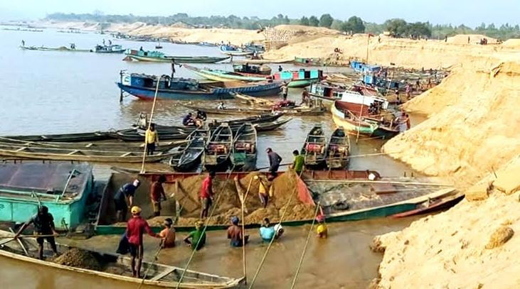 সুনামগঞ্জের সীমান্ত নদী জাদুকাটায় অভিযানের পরও চলছে মহাতান্ড...