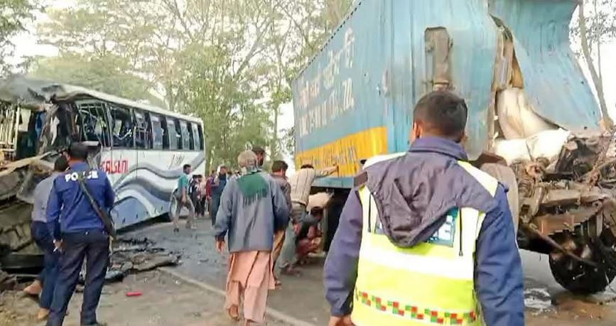 কাশিয়ানীতে বাস-কাভার্ড ভ্যানের সংঘর্ষে নিহত ১, আহত ১৬