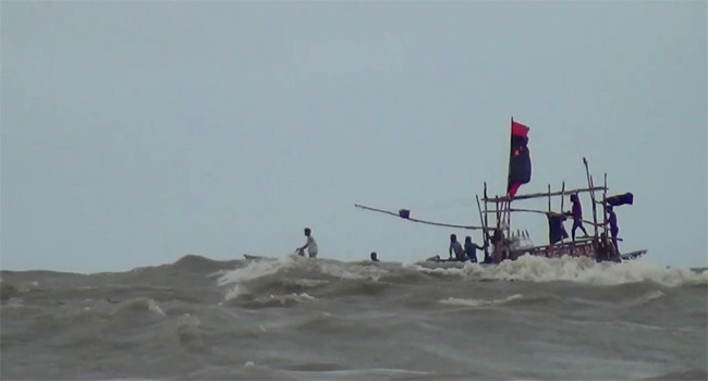 বাংলাদেশের জলসীমা থেকে দুই বিদেশি ফিশিং ট্রলার আটক