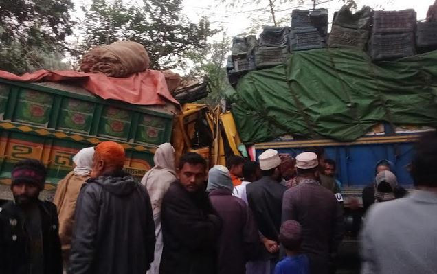 ঝিনাইদহে দুই ট্রাকে মুখোমুখি সংঘর্ষে চালক নিহত