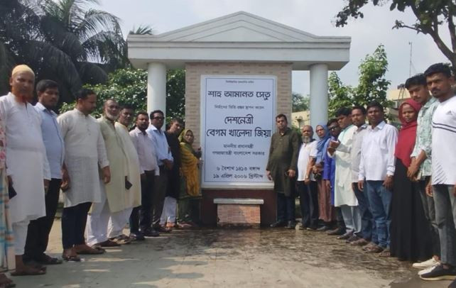 শাহ আমানত সেতুতে বেগম খালেদা জিয়ার নামফলক পুনঃস্থাপন করছেন ত...