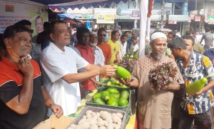 শ্রীমঙ্গলে ক্রেতাদের মুখে হাসি