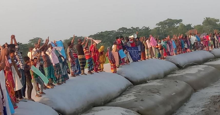 "আমরা ডুবে মরতে চাইনা, টেকসই বেড়িবাঁধ চাই "   পাইকগাছার দেলু...