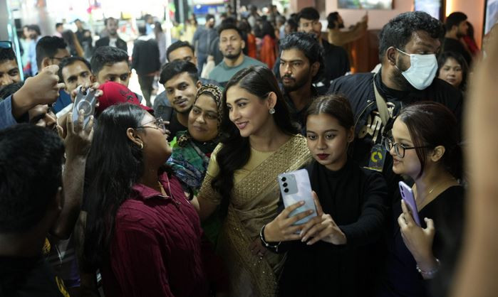 প্রথম সিনেমার প্রথম শো শেষে যা বলছেন মেহজাবীন ও দর্শক